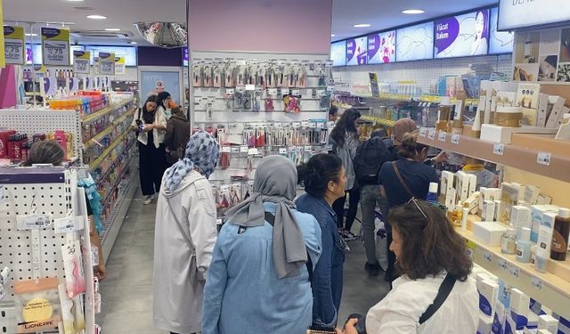 Kişisel bakım devinin 'dev' indirimi mağazalarda izdiham yarattı: Raflar ise bomboş kaldı!