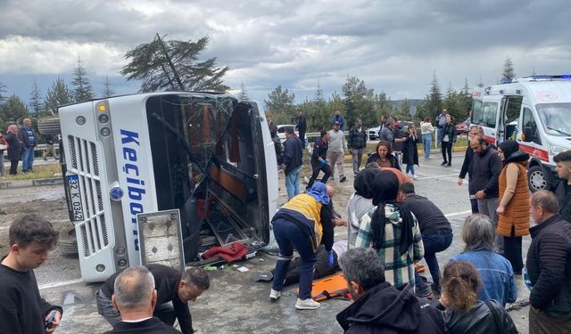Isparta'da yolcu midibüsü devrildi: Çok sayıda yaralı var!