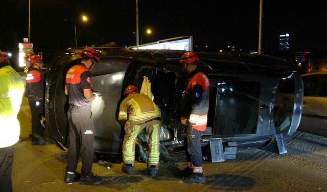İzmir Bayraklı'da otomobil takla atarak trafik lambasına çarptı: Sürücü yaralandı!