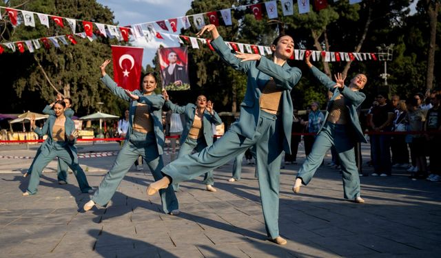 İzmir Bornova'da dans şöleni başladı: Bornova'nın sokakları ritimle doldu!