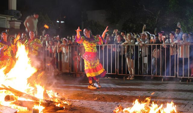 İzmir'de Hıdırellez ateşi renkli kutlamalarla yandı
