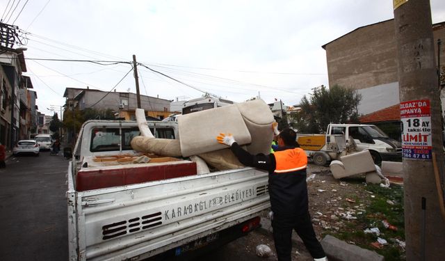 Karabağlar Belediyesi her gün 12-14 kamyonet topluyor! Vatandaşa ücretsiz hizmet