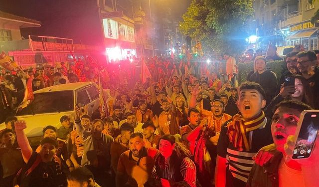 Sarı-Kırmızı fırtına Kula’yı sardı: Şampiyonluk kutlamaları geceyi aydınlattı