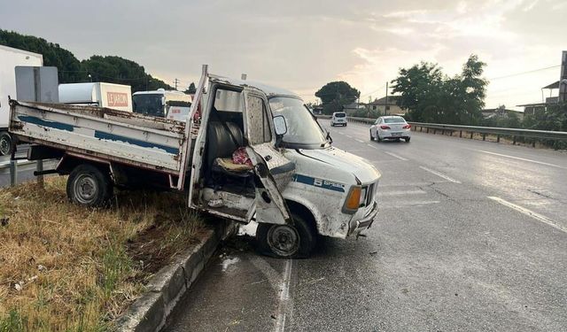 Manisa’da kaza can aldı! Kamyonet refüje çarptı
