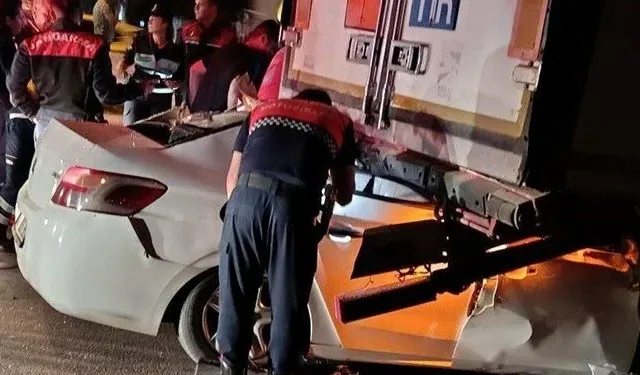Mersin'de feci kaza: Otomobil park halindeki tırın altına girdi, 2 kişi hayatını kaybetti!