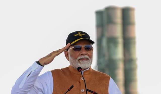 Hindistan Başbakanı Modi 'yıkılmadık ayaktayız' mesajını S-400'lerin önünde verdi