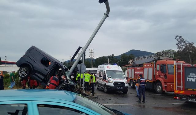 Muğla'da levhaya çarpan araç parçalandı: 1 ölü, 3 yaralı!