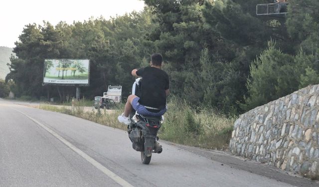 Muğla'da kasksız ve plakasız sürücüden trafikte yürekleri ağza getiren anlar!