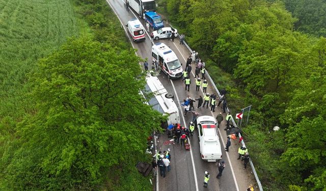 Öğrencileri taşıyan otobüs devrildi: Çok sayıda yaralı var!