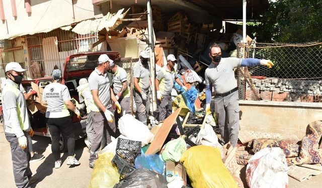 Aynı apartman aynı sorun: 6 katlı binadan bu kez 20 kamyon çöp çıktı!