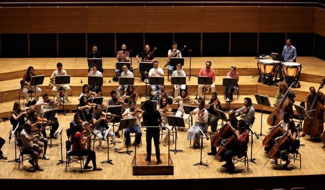 İzmir Oda Orkestrası ilk konseriyle sahne aldı!