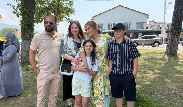 Demet Akalın’dan minik hayranına sürpriz piknik!
