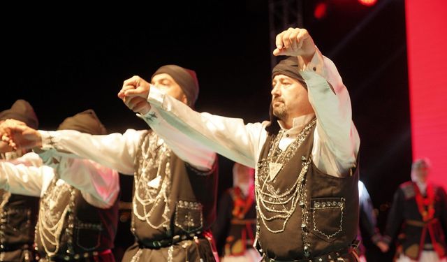 Ayvalık’ta kültür rüzgarı: 6 ülkeden 400 dansçı tek sahneye çıktı