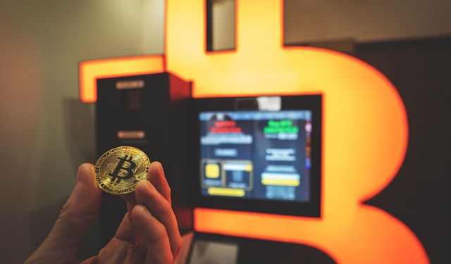 Postane kriptoyla tanıştı: Romanya’da ilk Bitcoin ATM’si açıldı!