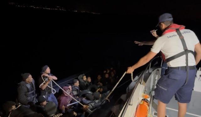 İzmir Çeşme'de uyruklu 1’i çocuk 42 düzensiz göçmen sağ salim kurtarıldı!