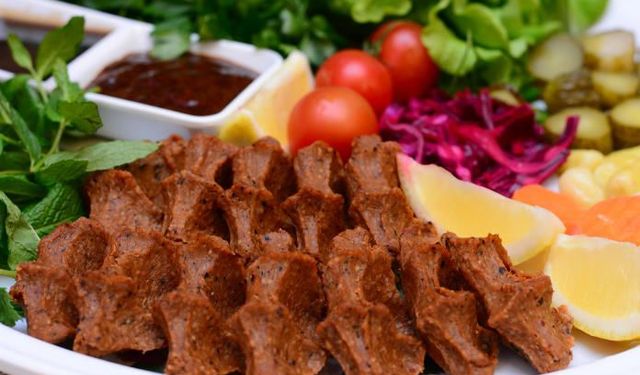 Çiğ köftenin kıvamını değiştiren küçük sır: Ustalar tepsiye bu yüzden buz atıyor