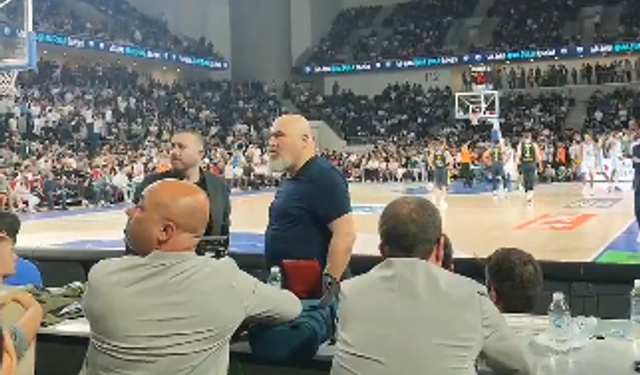 Fenerbahçe'de sular durulmuyor: Yönetici ile taraftarlar arasında tartışma!