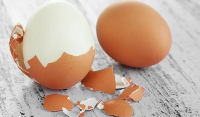 Haşlanmış yumurtayı tek hamlede soymanın şaşırtıcı sırrı