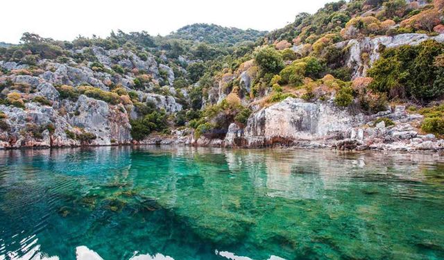 Sular altında kayıp bir medeniyet: Cam gibi deniz, altın ışıklar, sessiz koylar