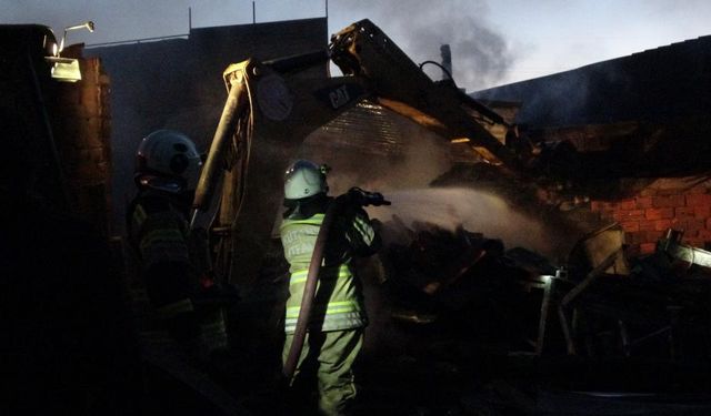 Bir kıvılcım yetti! Kütahya'da atölye kül oldu