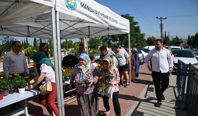 Manisa Büyükşehir’den 20 bin çiçeklik bayram hediyesi
