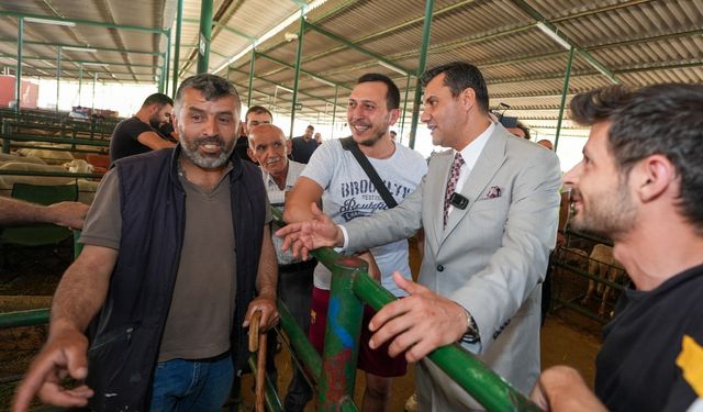 Manisa Canlı Hayvan Borsası'nda Bayram coşkusu: Başkan Zeyrek satıcılara bereket diledi