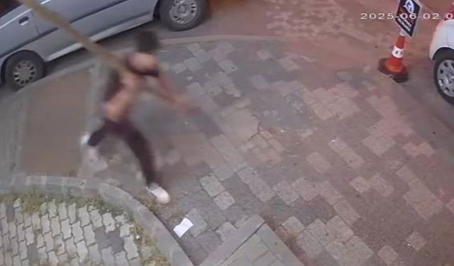 Ortalık bir anda karıştı! Satırla kovalamaya başladı
