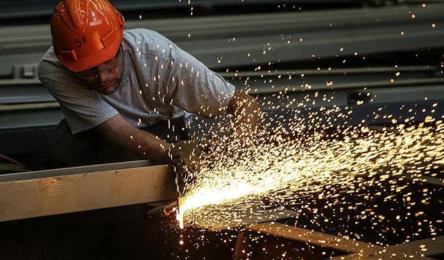 Hizmet sektörü, sanayi ve tarımı sollayıp geçti! Ekonomide reel kesimden tehlike sinyalleri geliyor