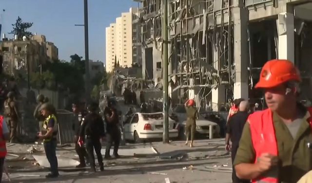 İran füzeleri İsrail'i vurdu! Tel Aviv ve Kudüs'de şiddetli patlamalar var