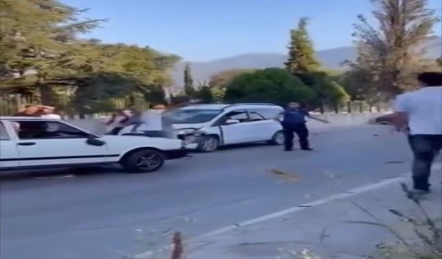 Bursa’da trafik çarpışması, bıçaklı hesaplaşmaya dönüştü: Aynı aileden 5 yaralı!