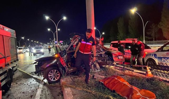 Edremit’te feci kaza: Otomobil aydınlatma direğine çarptı, 1 kişi öldü!