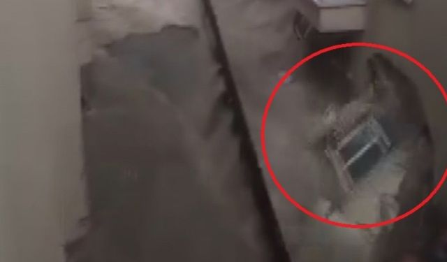Başkent sele teslim! Bir evin duvarı sel sularına dayanamayıp patladı!