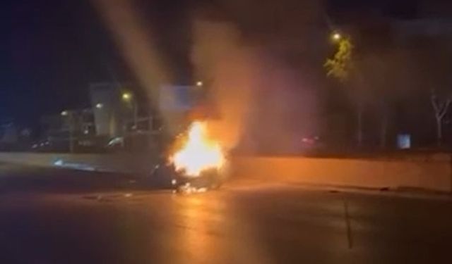 Seyir halindeki otomobil alev alev yandı!