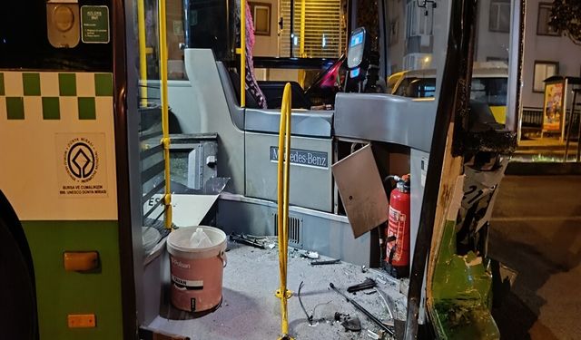 Bursa sokaklarında korkutan kaza: Halk otobüsü ile otomobil çarpıştı!