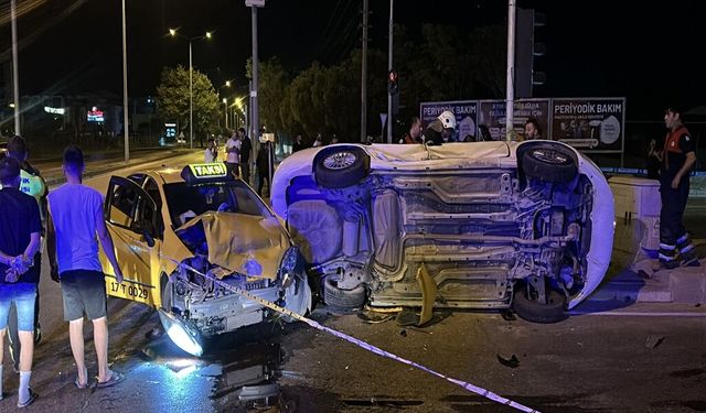 Çanakkale’de kavşak kapanı: İki araç çarpıştı, 8 yaralı!