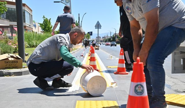 "Engelsiz Manisa" yolunda hız kesmiyor: Hissedilebilir yüzey uygulamaları genişliyor!