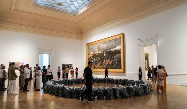 Yaşar Kemal'in dediği gibi, yoksulluğun kokusu vardır!