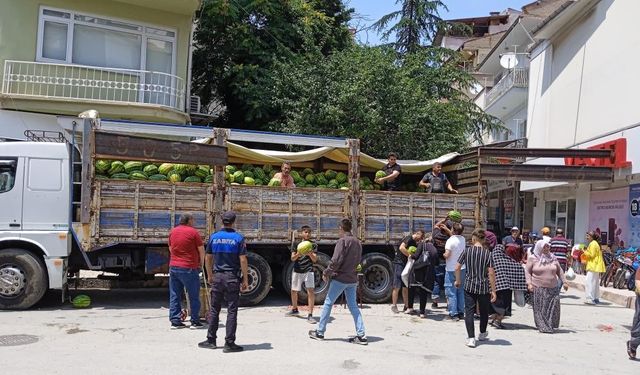 Sandıklı’da hayırseverden 20 tonluk karpuz şöleni
