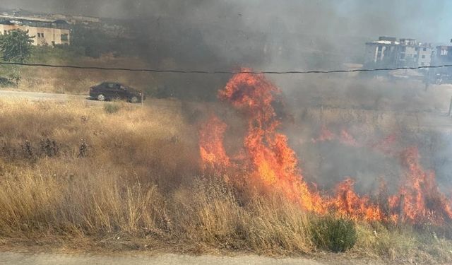 Manisa’da trafo kıvılcımı kuru otları alevlendirdi!