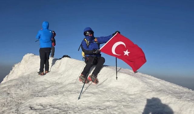 Kütahyalı dağcılar Ağrı Dağı'nın zirvesine tırmandı