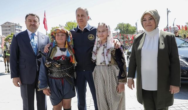 Bakan Yerlikaya Kütahya’da protokol ve esnafla buluştu