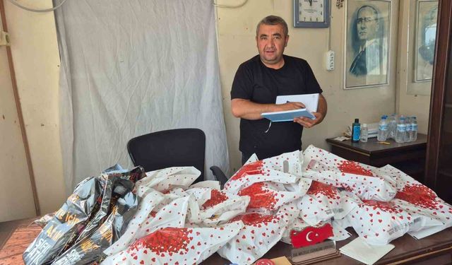 Afyon'da muhtar öğrencilere kırtasiye yardımı yaptı