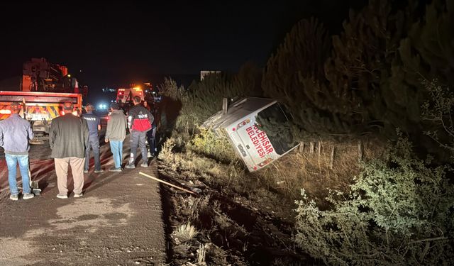 Afyonkarahisar’da belediye midibüsü devrildi!