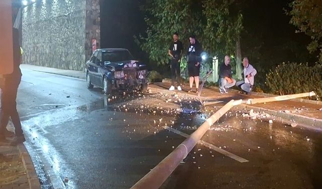 Kaygan yol faciası: Direğe çarpan sürücü kaçtı!