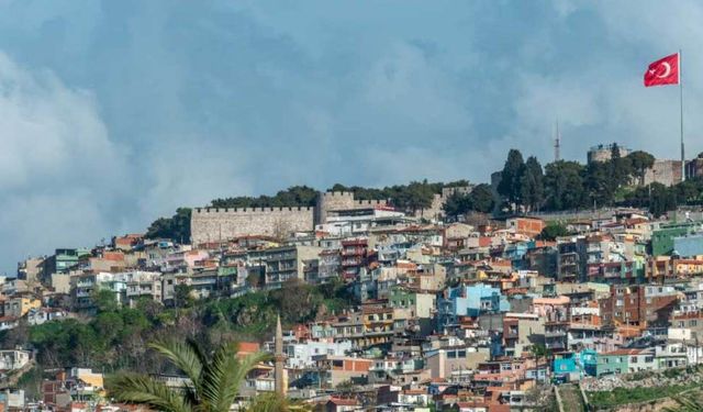 Kadifekale İzmir'in hangi ilçesinde, nasıl gidilir