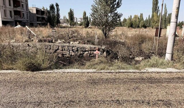 Ev önünde facia: Yaşlı adam alevlerin arasında kaldı!