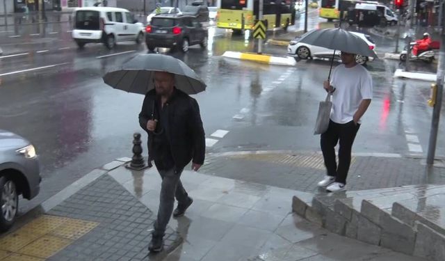 İstanbul’da sabah saatlerinde sağanak yağış etkili oldu
