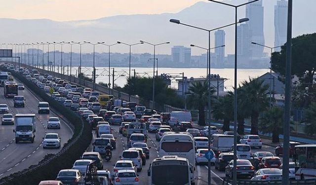 İzmir’de trafik yükü büyüyor: Taşıt sayısı 2,1 milyona ulaştı!