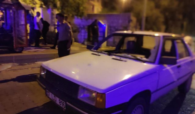 Bayramiç’te tartışma faciaya dönüştü: Genç otomobilin ön camına girdi!