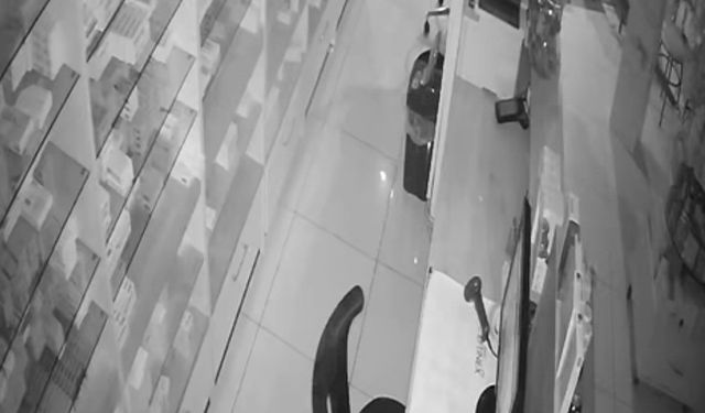 Balıkesir Sındırgı’da 5.0 büyüklüğünde deprem güvenlik kamerasında